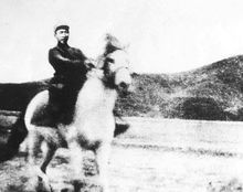 曾思玉騎在繳獲戰馬上（1943年）