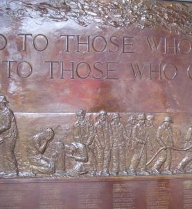 圖為歸零地的銅浮雕，浮雕內容表現的是911事件中英勇救援的紐約消防員。