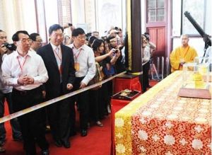 2011年4月12日，南京棲霞寺舉行了崇光塔落成慶典：慶典現場