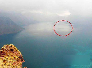 疑似“喀納斯湖水怪”照片