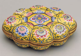 清康熙畫琺瑯花卉八楞式盒 清康熙畫琺瑯花卉八楞式盒