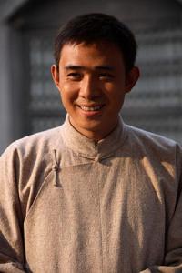 賈一平飾尚達志