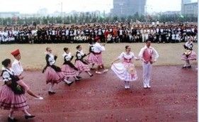 2004年10月25日法國尼斯希邁達藝術團來校訪問演出