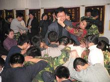 劉教授被稱為了不起的人物，科研團隊痛哭流涕。