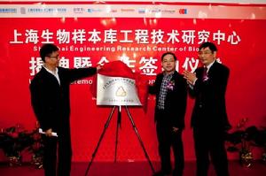 中心主任甘榮興為工程中心揭牌