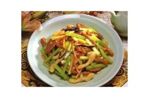 紅蘿蔔西芹燒雞牛柳