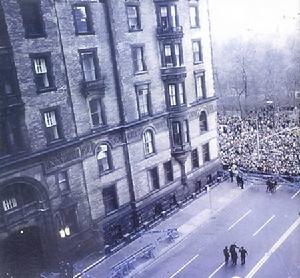 列儂返回這幢達科他公寓時被刺殺。翌日晨,弔唁的人們圍公寓樓周圍。