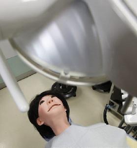這是3月25日在日本東京昭和大學拍攝的新型牙科訓練機器人。