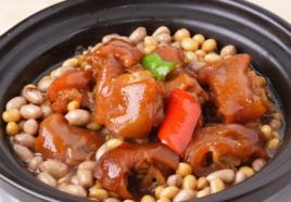 花生燜豬手煲 花生燜豬手煲