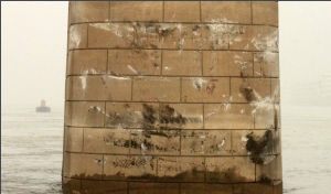 7號橋墩上的撞擦痕跡