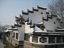 徽派建築（白色粉刷外牆，馬頭牆又垂又直）