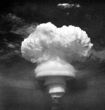 1964年10中國第一顆核子彈爆炸成功。