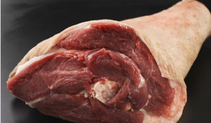 甜草崗黑豬肘子