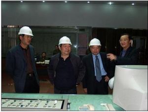 周大兵總經理在公司吳讓宏總經理等同志的陪同下，乘船察看了大廣壩大壩和水庫，考察了大廣壩電站廠房。