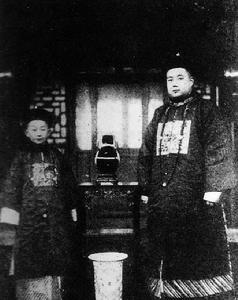 宣告退位時的皇帝溥儀和攝政王載灃