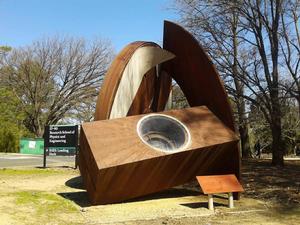 奧利芬特的單極子發電機,其零件已拆成雕塑