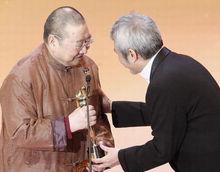 徐克為倪匡頒獎