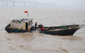 下午，潛水打撈頂著風浪進行