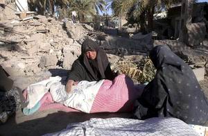 （圖）一名伊朗婦女抱著死去的女兒痛哭不已