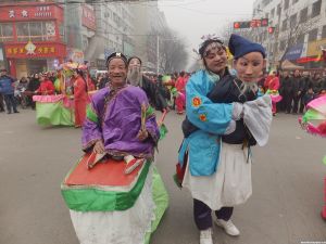 張公背張婆 張公背張婆