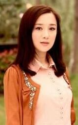 張映雪，李依曉飾