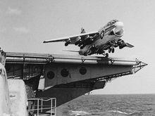 A-7A攻擊機從航空母艦上起飛