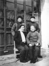 1975年，惲逸群夫婦（左）在常州與親屬合影