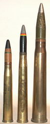 從左至右依次為博福斯公司生產的 40 毫米 L60 高炮彈藥、L70 高炮彈藥、57 毫米高炮彈藥