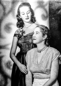 June Dally-Watkins與母親