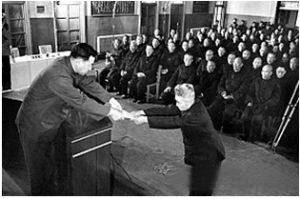 1975年3月19日，最高人民法院向原國民黨政府軍第12兵團中將司令黃維發特赦釋放通知書