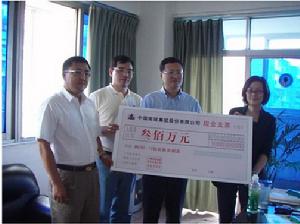 四川汶川縣發生7.8級特大地震後，南玻集團董事長、CEO兼總裁曾南先生緊急召開抗震救災會議。為了表達對災區人民的慰問，南玻集團決定向成都災區人民捐助250萬元人民幣，向成都南玻原料重災區江油市捐助50萬元人民幣，並向成都市委市政府、江油市委市政府發出慰問信。