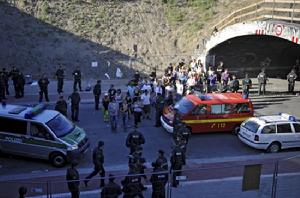 7月24日，在德國西部杜伊斯堡，警察在踩踏現場維持秩序