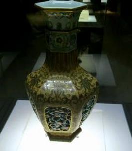 青花折枝花果紋六方瓶 青花折枝花果紋六方瓶