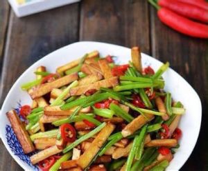 乾豆腐炒肉片芹菜 乾豆腐炒肉片芹菜