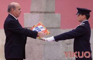 1999年11月19日，葡萄牙澳門總督府前，葡萄牙澳門前總督韋奇立將澳門國旗折起