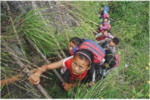 15個孩子中多數是女孩，在三個家長的保護下，背著沉沉的書包，大約用了2個小時，到達“懸崖村”。