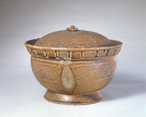 青釉刻紋鏤空瓷簋 青釉刻紋鏤空瓷簋