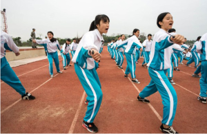 訓練場上，一群手持 “利刃”喊“殺”的女孩在操場上列隊操練。