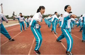 訓練場上，一群手持 “利刃”喊“殺”的女孩在操場上列隊操練。