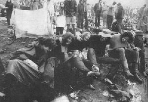 40萬美國青年雲集伍德斯托克,兩場驚人的大暴雨使他們在泥地里變得瘋狂。在“愛與和平”的號召下,音樂節變成了奇特的反戰方式