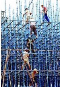 中鐵四局建設者在漢宜鐵路高峽特大橋工地施工