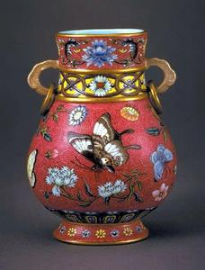 粉彩花蝶活環壺