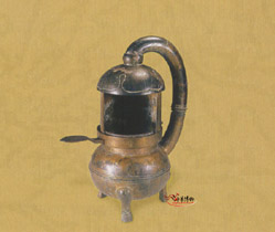 漢爐形座帶罩銅釭燈圖