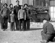 1956年，榮毅仁之子榮智健為全家拍攝合影照