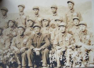 炳章(前排右一)和戰友的合影