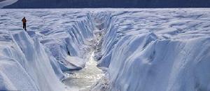 極地探險家埃里克・菲利普斯正在凝視自彼得曼冰川2009年形成的一個“裂縫”