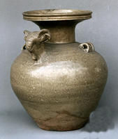 《東晉青瓷羊頭盤口壺》 《東晉青瓷羊頭盤口壺》