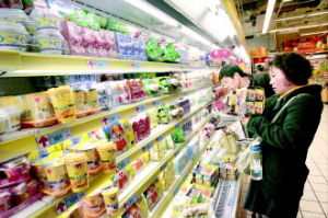 消費者在超市選購牛奶