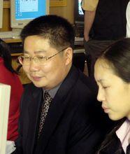 宋子明（左）工作剪影