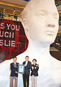 唐鶴德在張國榮人像前接過健力士發出的證書